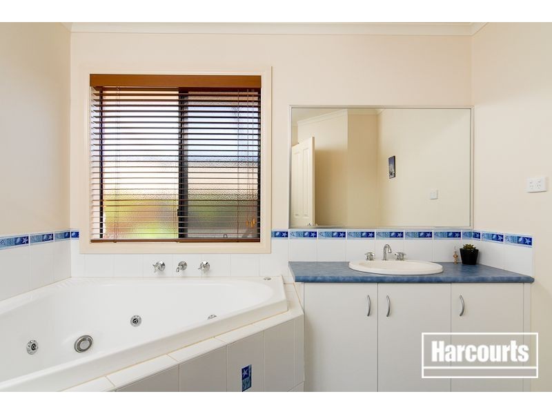 2 Sandalwood Grove, Carrum Downs VIC 3201