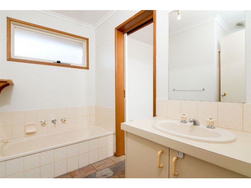18 Kent Court, Cranbourne North VIC 3977
