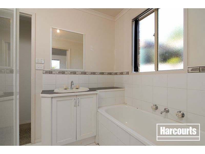 60 Scarborough Avenue, Cranbourne West VIC 3977