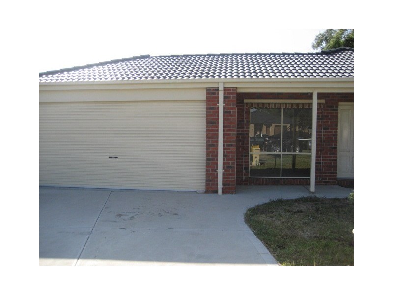 8 Bernard Place, Carrum Downs VIC 3201