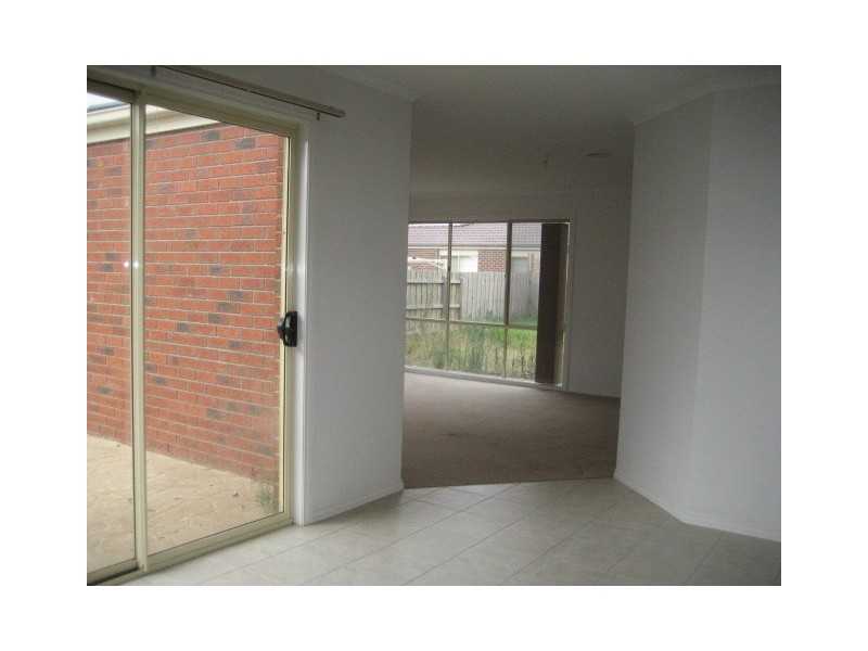 8 Bernard Place, Carrum Downs VIC 3201