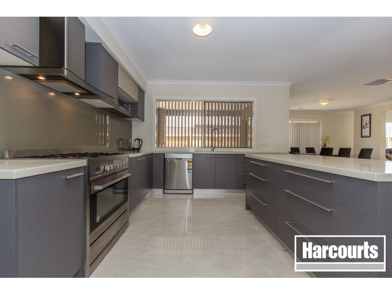 18 Farringdon Crescent, Cranbourne North VIC 3977