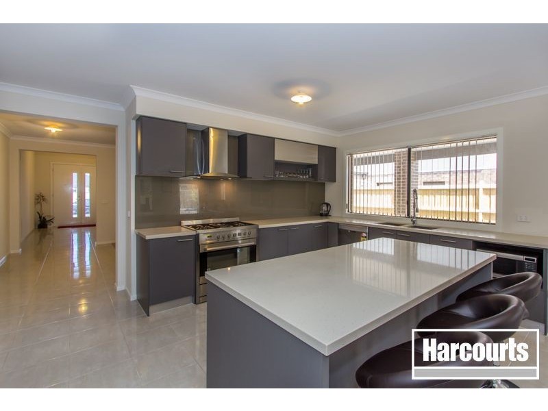 18 Farringdon Crescent, Cranbourne North VIC 3977