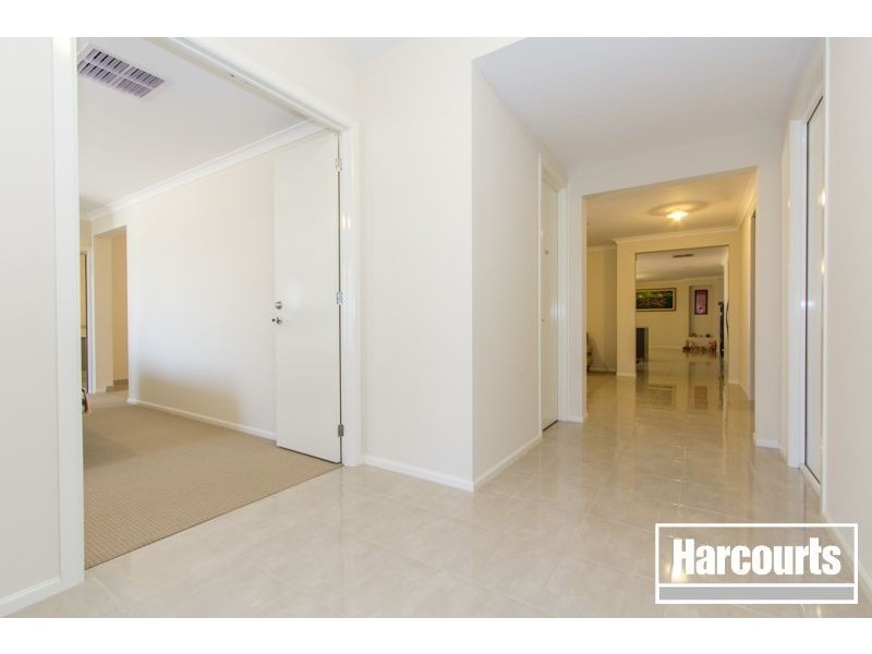 18 Farringdon Crescent, Cranbourne North VIC 3977