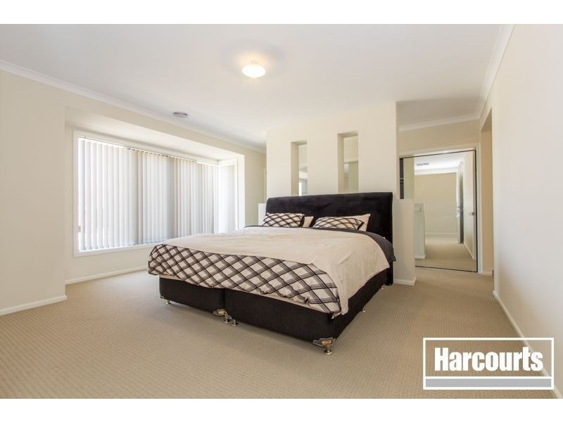 18 Farringdon Crescent, Cranbourne North VIC 3977