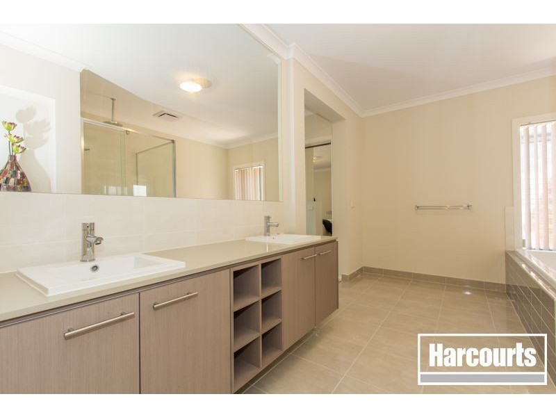 18 Farringdon Crescent, Cranbourne North VIC 3977