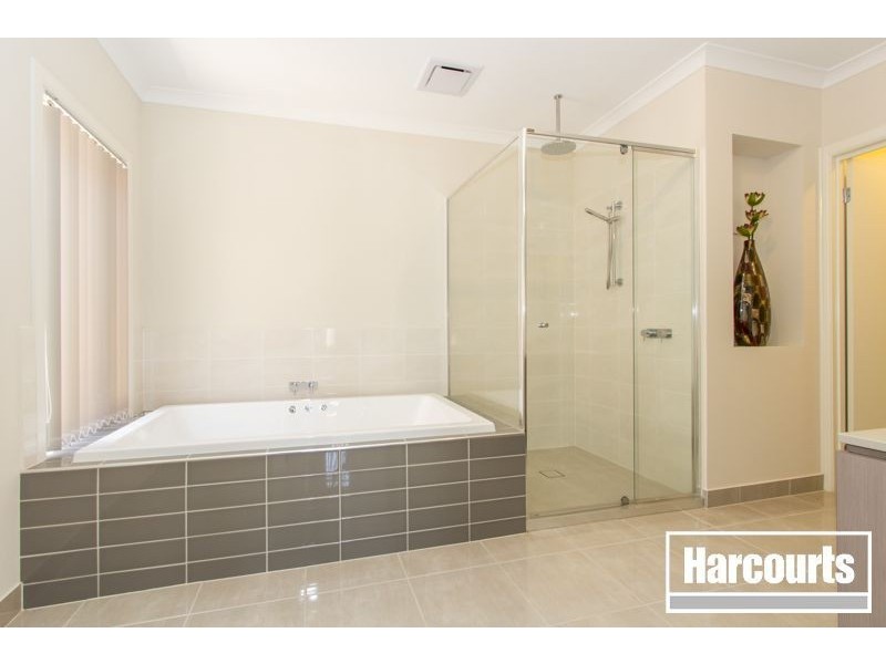 18 Farringdon Crescent, Cranbourne North VIC 3977