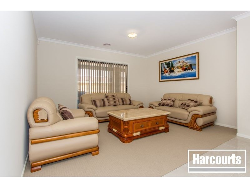 18 Farringdon Crescent, Cranbourne North VIC 3977