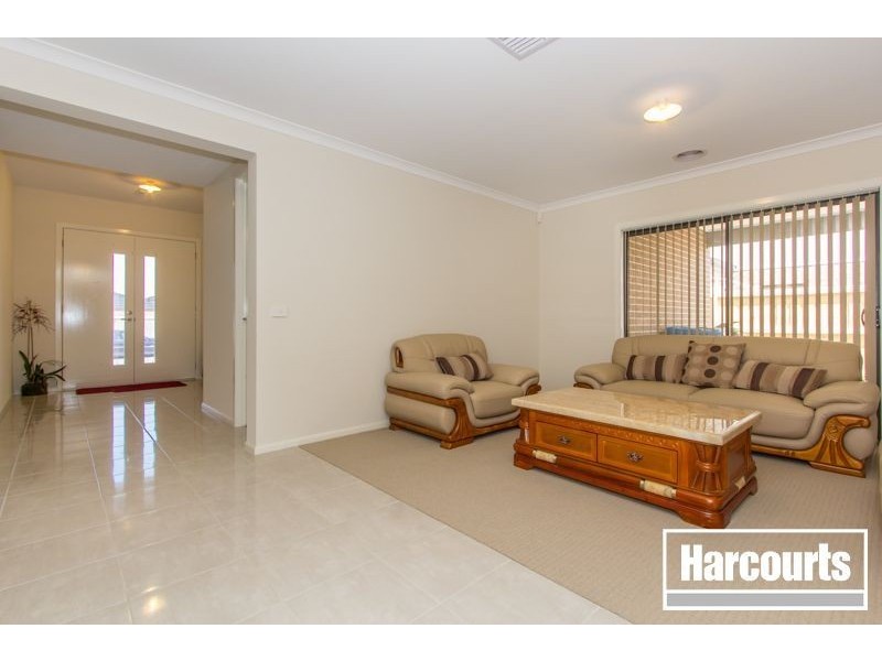 18 Farringdon Crescent, Cranbourne North VIC 3977