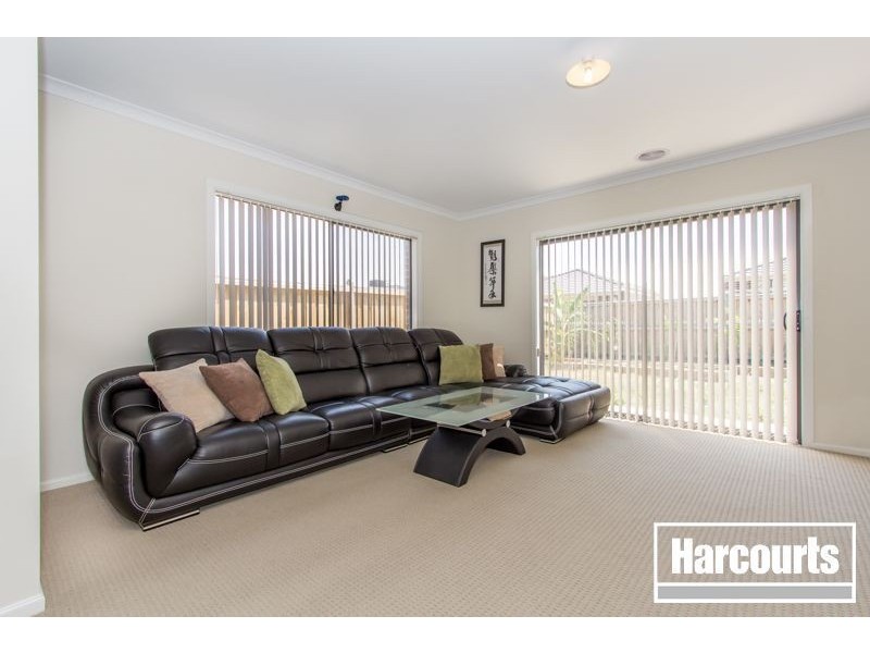 18 Farringdon Crescent, Cranbourne North VIC 3977