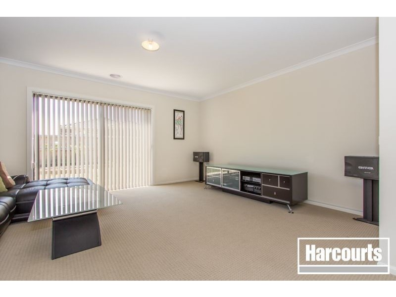 18 Farringdon Crescent, Cranbourne North VIC 3977