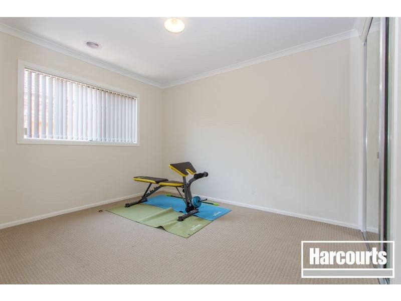 18 Farringdon Crescent, Cranbourne North VIC 3977