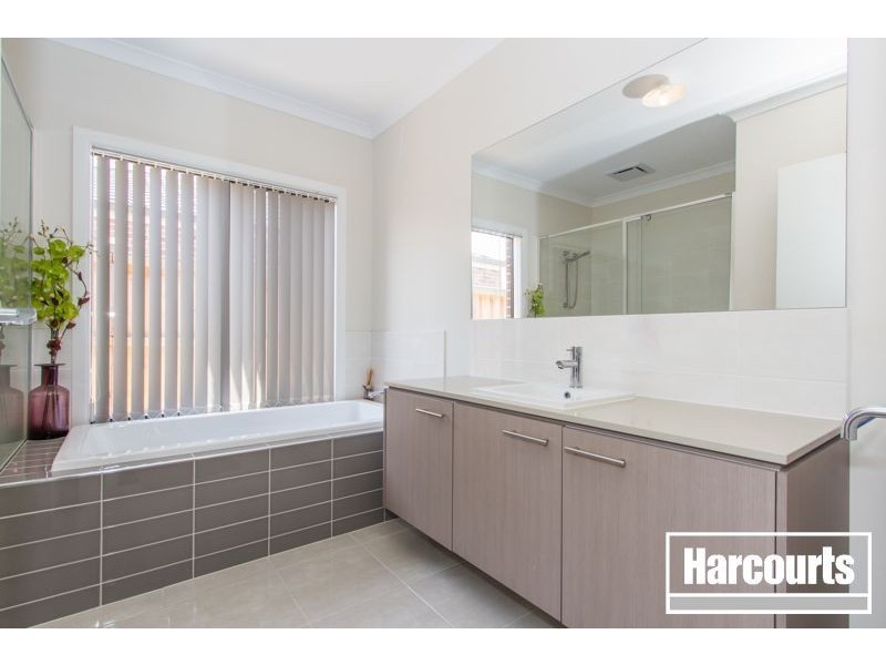 18 Farringdon Crescent, Cranbourne North VIC 3977