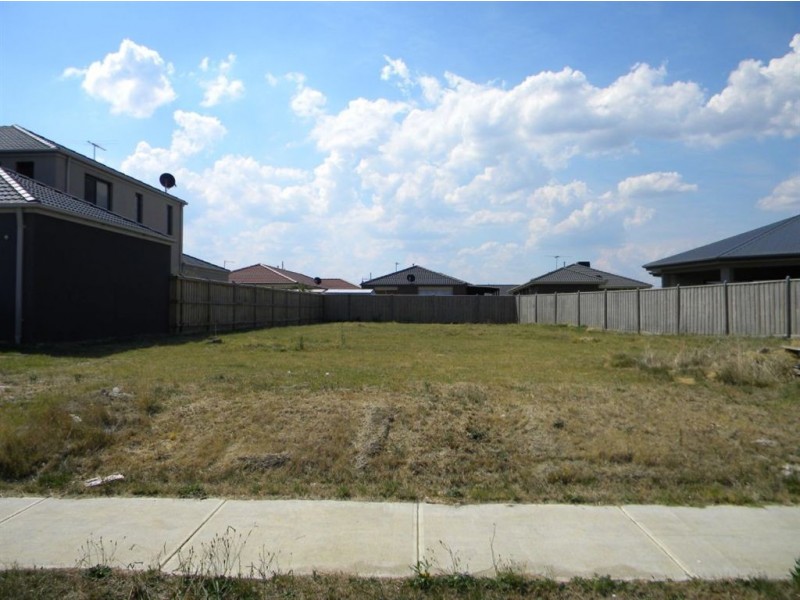 8 Faringdon Cresent, Cranbourne North VIC 3977