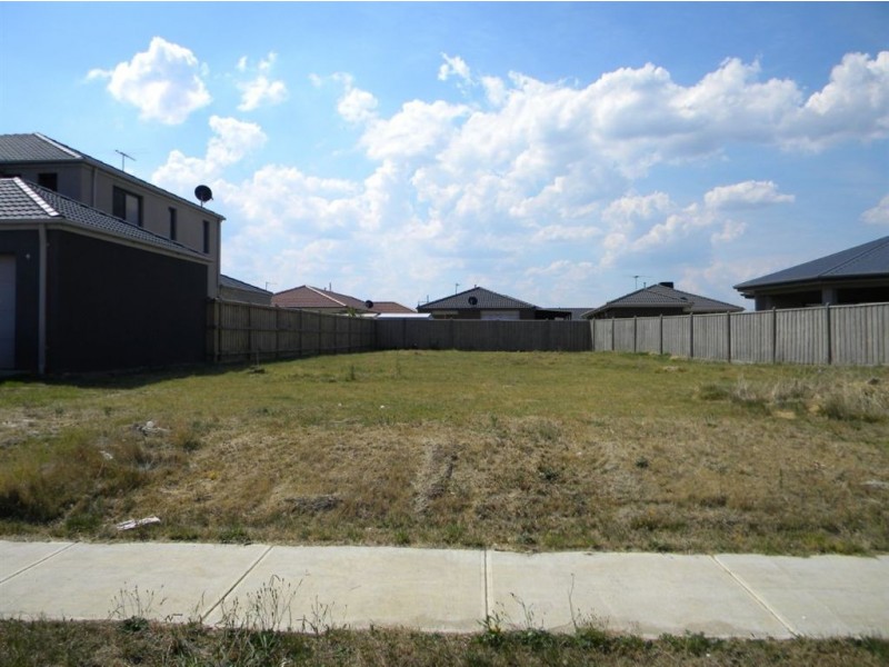 8 Faringdon Cresent, Cranbourne North VIC 3977