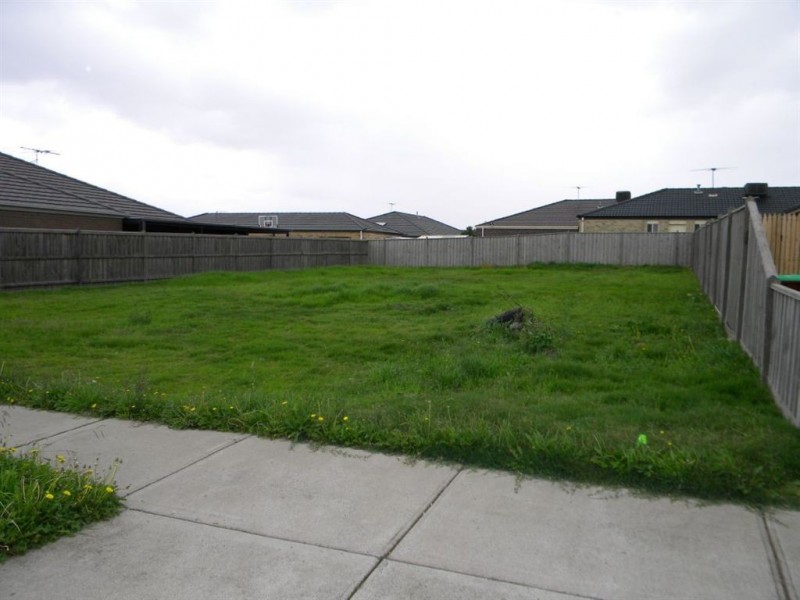 40 Westmoreland Avenue, Cranbourne North VIC 3977