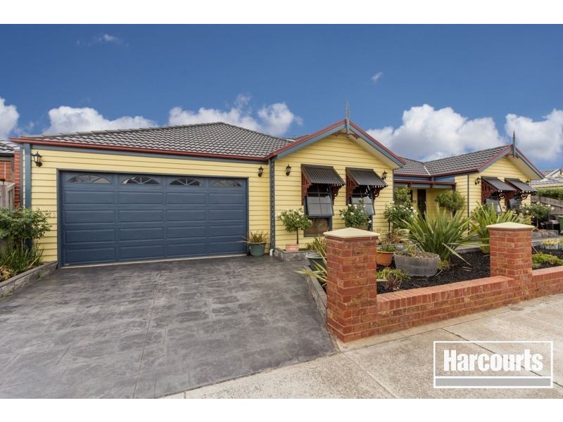 33 Dunferline Crescent, Cranbourne VIC 3977