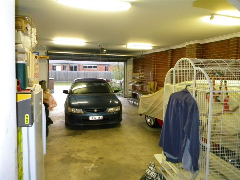 33 Dunferline Crescent, Cranbourne VIC 3977