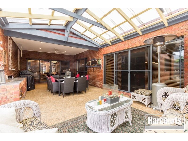 33 Dunferline Crescent, Cranbourne VIC 3977