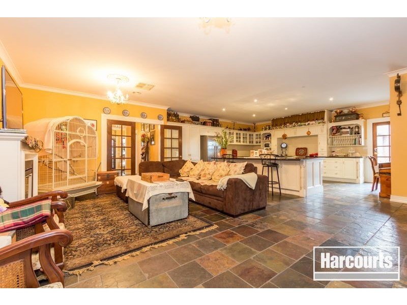 33 Dunferline Crescent, Cranbourne VIC 3977