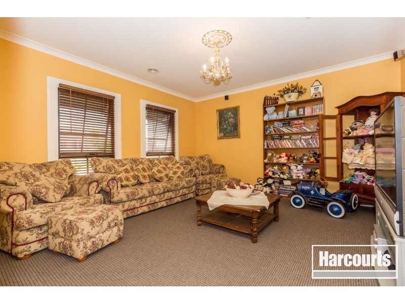 33 Dunferline Crescent, Cranbourne VIC 3977