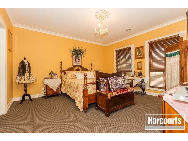 33 Dunferline Crescent, Cranbourne VIC 3977