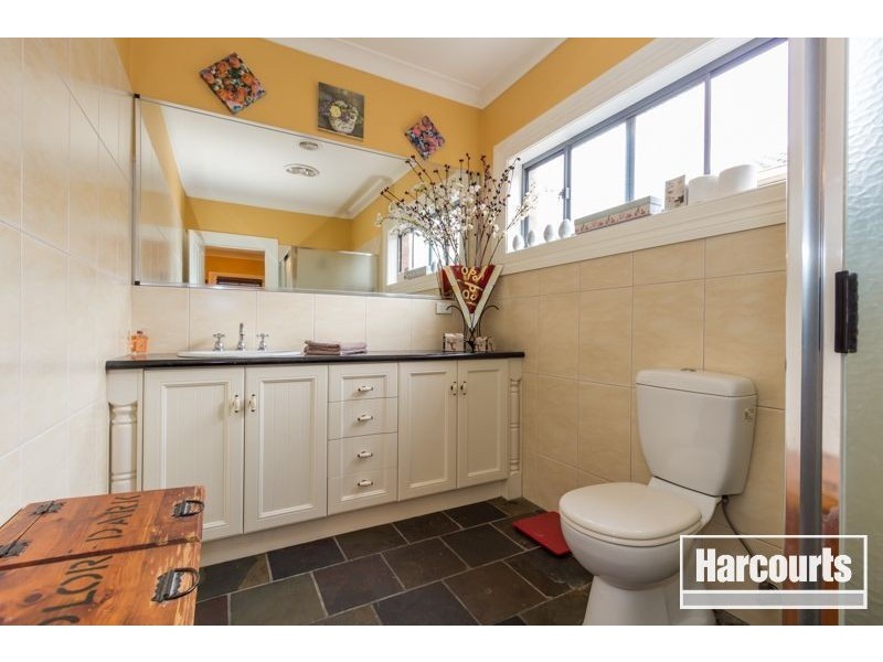 33 Dunferline Crescent, Cranbourne VIC 3977