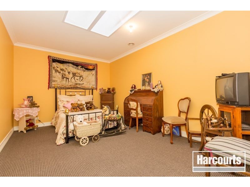 33 Dunferline Crescent, Cranbourne VIC 3977
