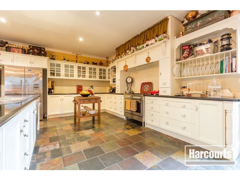 33 Dunferline Crescent, Cranbourne VIC 3977