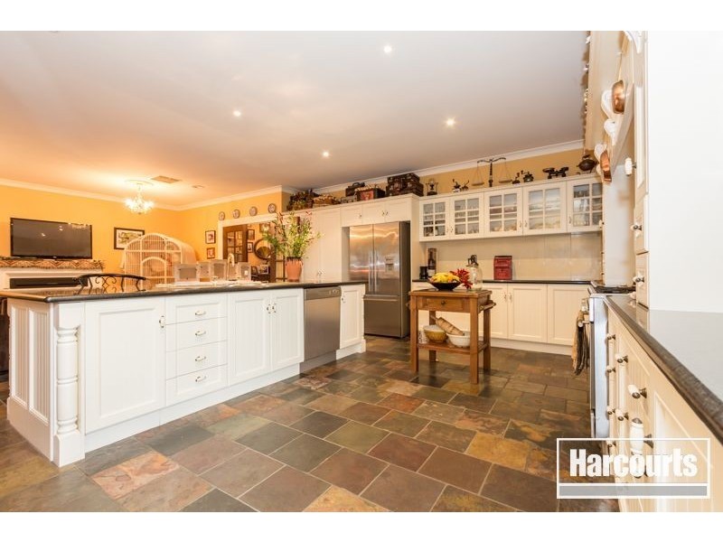 33 Dunferline Crescent, Cranbourne VIC 3977