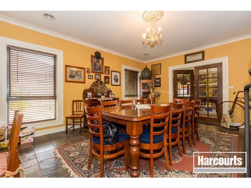 33 Dunferline Crescent, Cranbourne VIC 3977