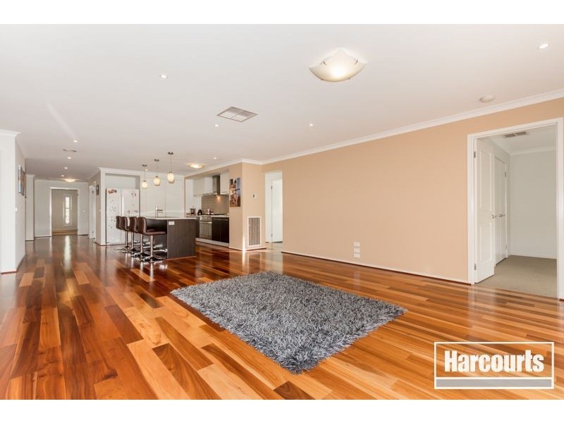 143 Rosebank Drive, Cranbourne North VIC 3977