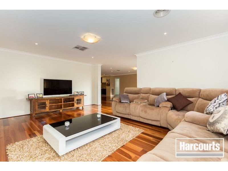 143 Rosebank Drive, Cranbourne North VIC 3977