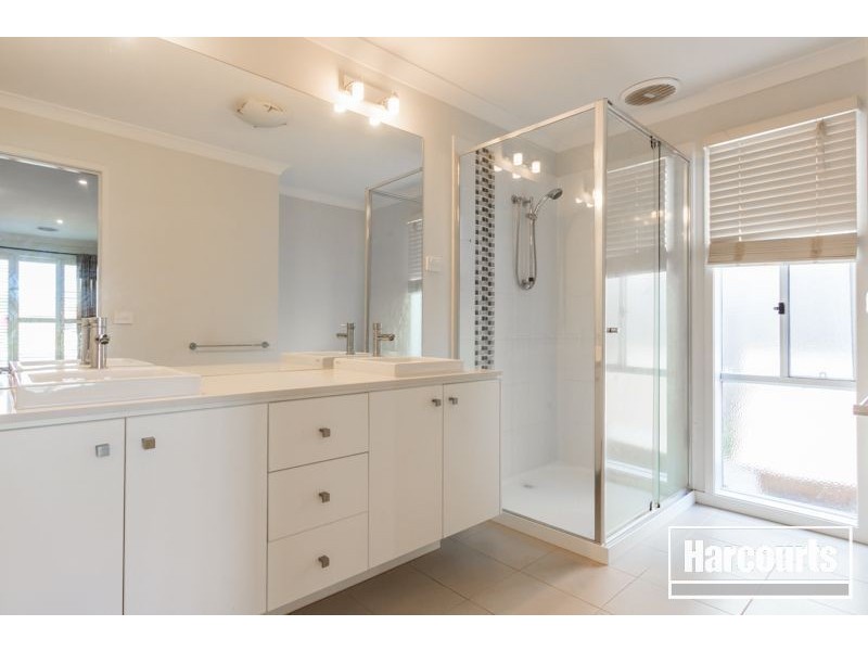 143 Rosebank Drive, Cranbourne North VIC 3977