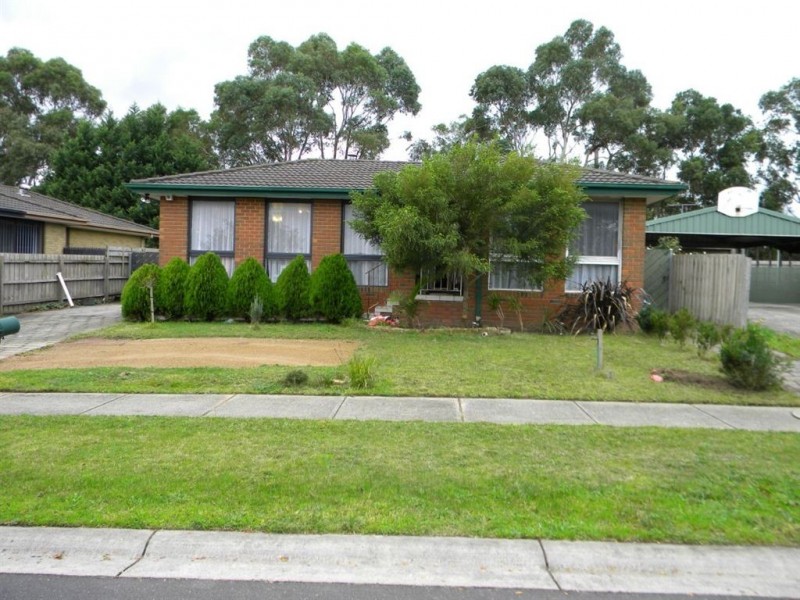 4 Lawrence court, Cranbourne North VIC 3977