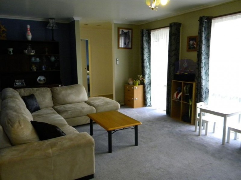 4 Lawrence court, Cranbourne North VIC 3977