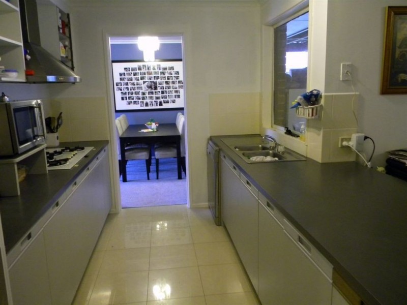 4 Lawrence court, Cranbourne North VIC 3977