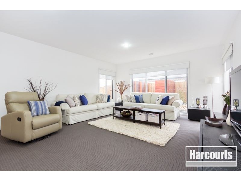 4 Evesham Street, Cranbourne North VIC 3977