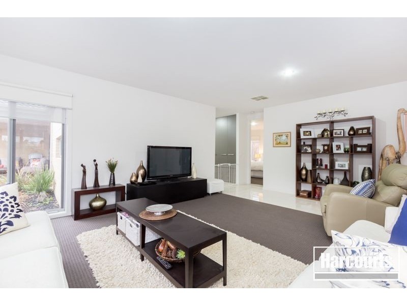 4 Evesham Street, Cranbourne North VIC 3977