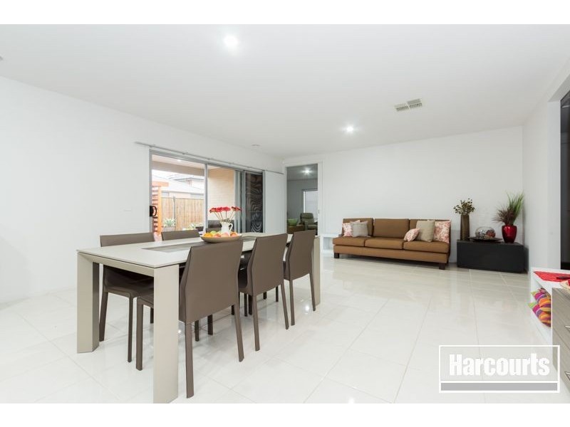 4 Evesham Street, Cranbourne North VIC 3977