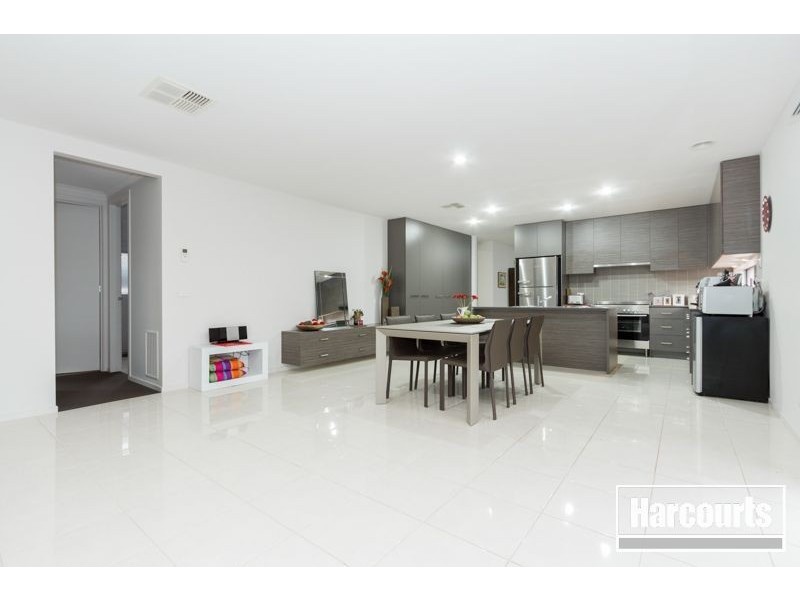 4 Evesham Street, Cranbourne North VIC 3977