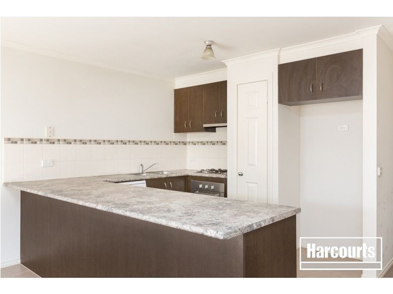 2/6 Saltrum Court, Cranbourne East VIC 3977