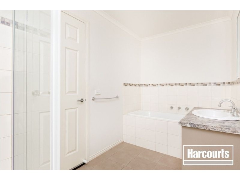 2/6 Saltrum Court, Cranbourne East VIC 3977