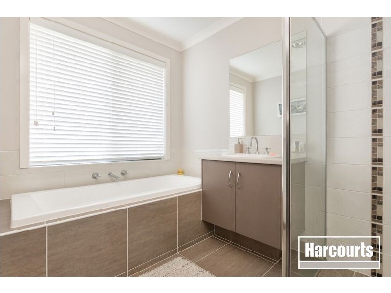 2 Bushranger Boulevard, Cranbourne East VIC 3977