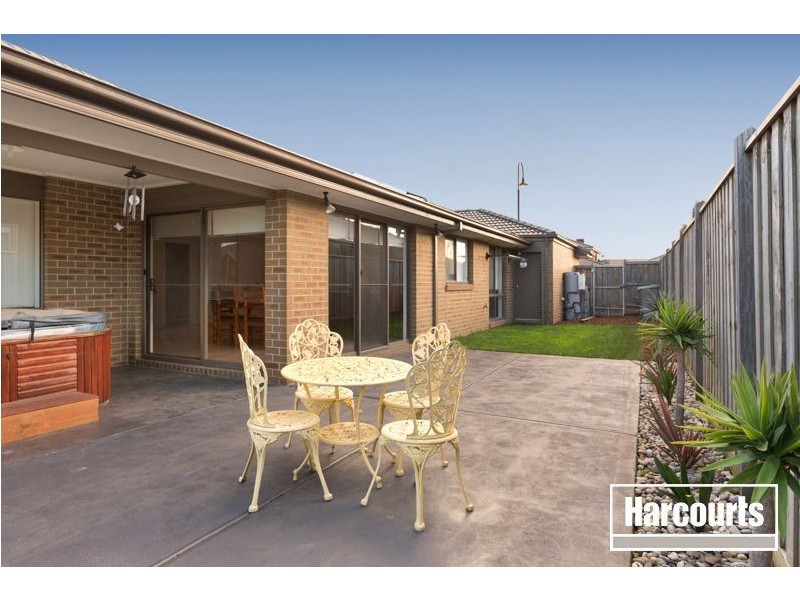 2 Bushranger Boulevard, Cranbourne East VIC 3977