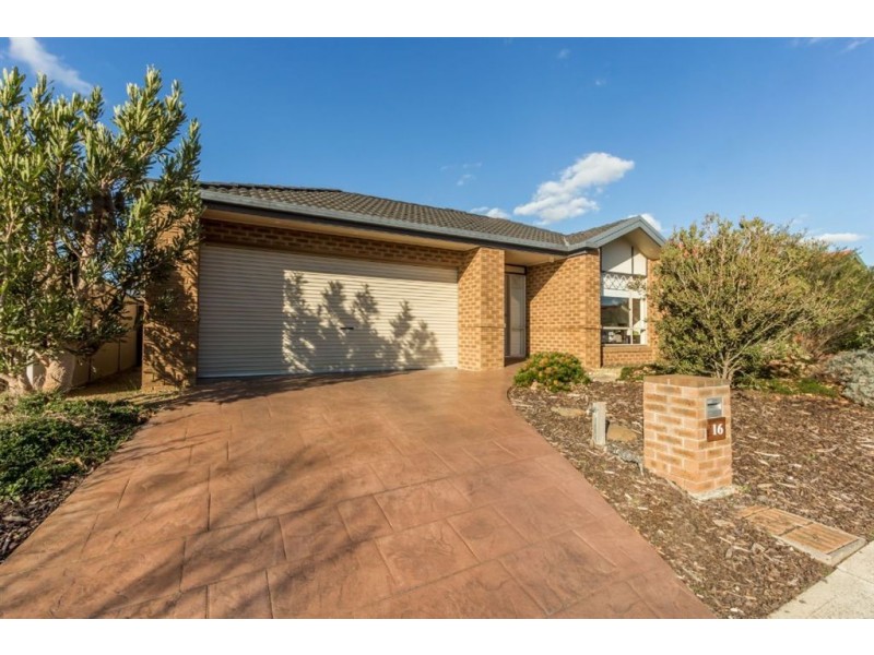 16 Gatehouse Parade, Cranbourne East VIC 3977