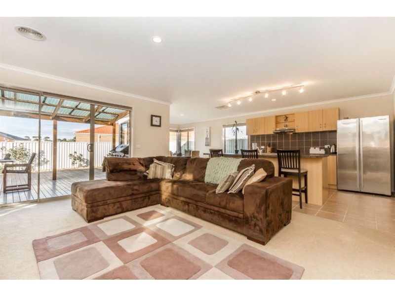 16 Gatehouse Parade, Cranbourne East VIC 3977