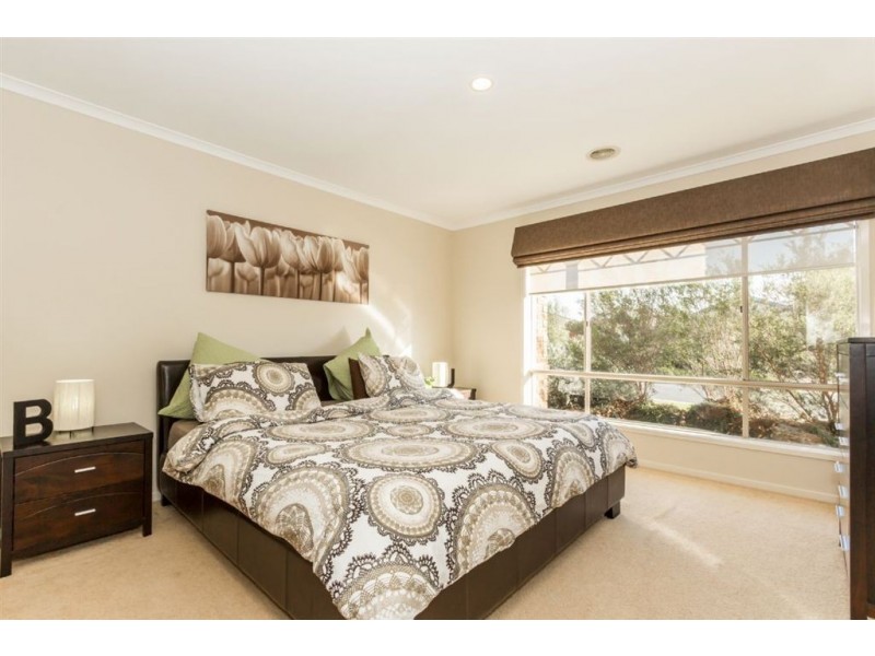 16 Gatehouse Parade, Cranbourne East VIC 3977