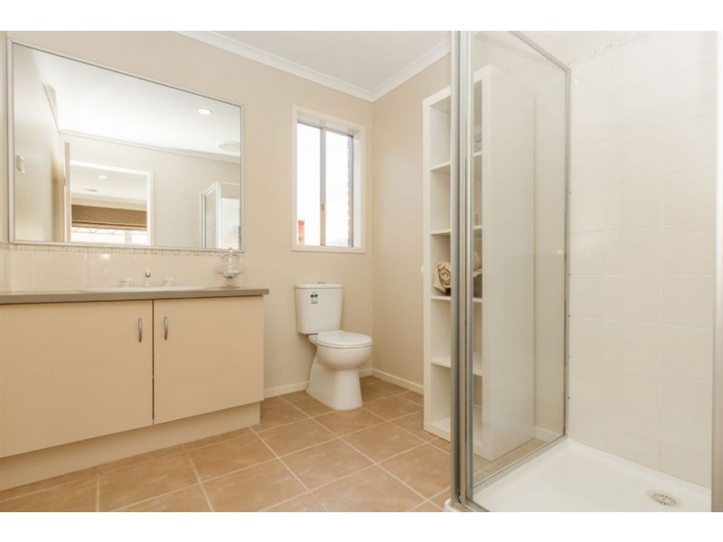 16 Gatehouse Parade, Cranbourne East VIC 3977