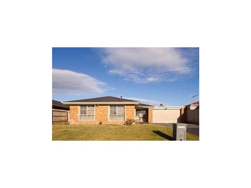 8 Sapphire Drive, Hampton Park VIC 3976